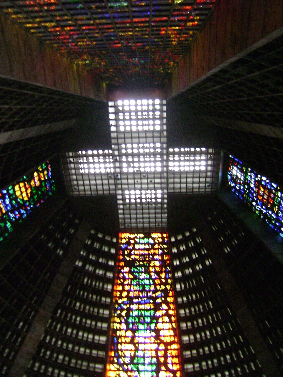 Os quatro grandes vitrais da catedral representam as principais caracterÃ­sticas da Igreja CatÃ³lica. Cada um possui uma cor e um significado: o verde simboliza a Uni, com a imagem do bom pastor, o vermelho representa a Santidade, com figuras de santos, o amarelo simboliza a CatÃ³lica, com referÃªncia Ã s quatro raÃ§as e aos quatro evangelistas, jÃ¡ o azul representa a tradiÃ§Ã£o apostÃ³lica, com a figura do primeiro papa, SÃ£o Pedro, e seus sucessores.
