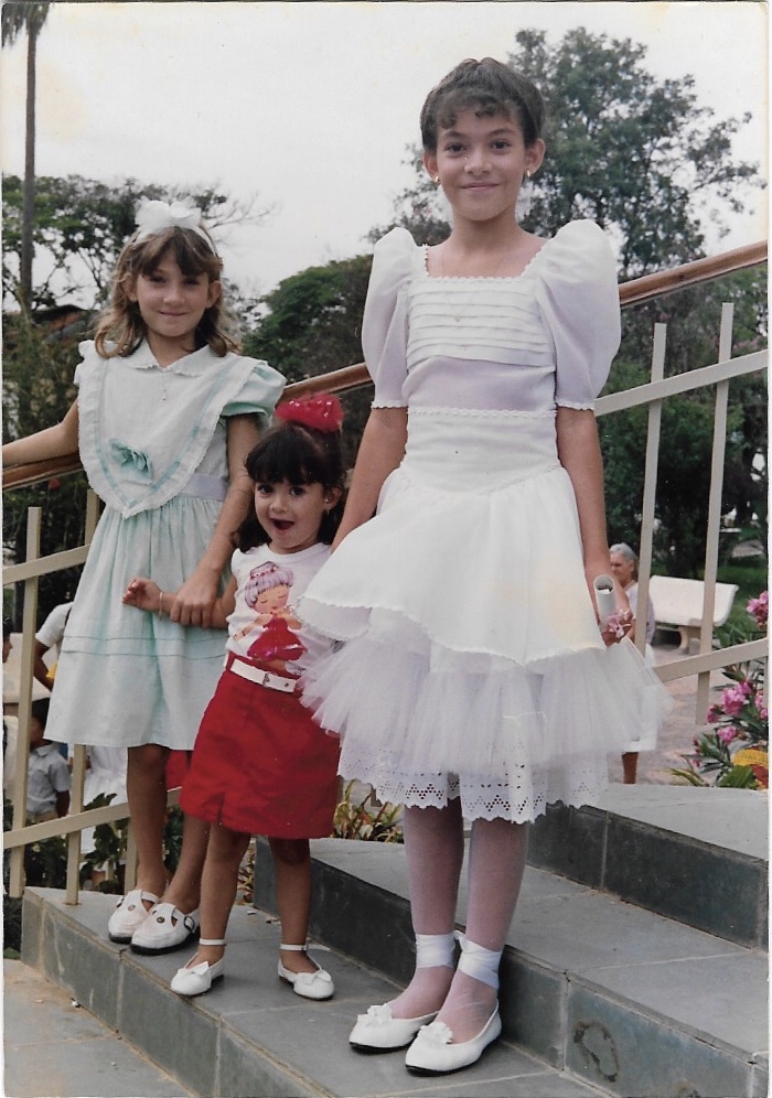 Caçula de três irmãs, ela cresceu em uma área rural, cercada pela natureza, onde passava os dias brincando ao ar livre. Na infância, praticava esportes como vôlei, handebol e basquete, mas sua maior paixão era o futebol, até chegou a jogar futsal por quatro anos. Mas, aos 10 anos, começou a fazer aulas de teatro, e, dois anos depois, fez sua estreia nos palcos com a peça “Os Dois Tímidos” e foi nesse momento que ela teve certeza de que queria ser atriz. 
