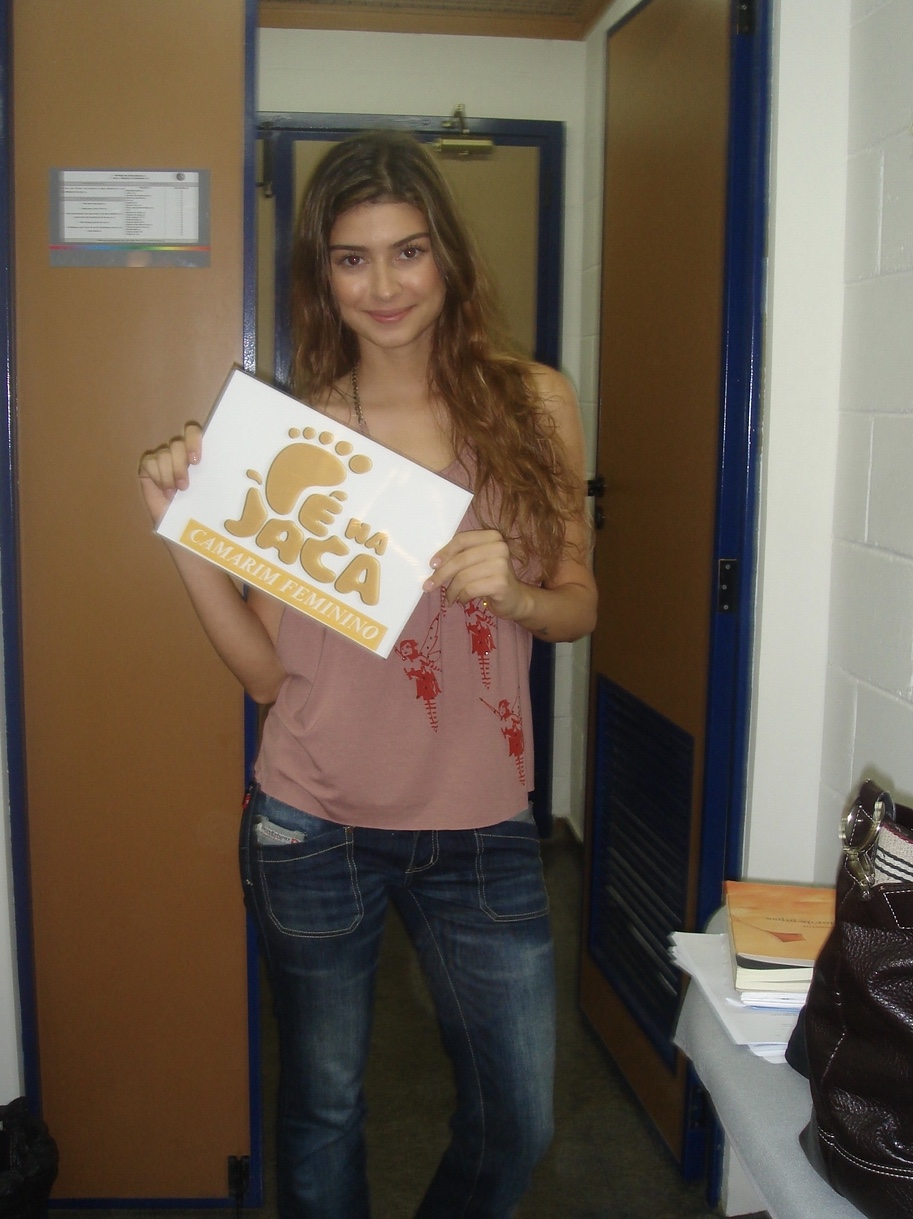 Aos 18 anos, decidiu focar na atuação e entrou em uma agência de atores, onde começou fazendo figurações e comerciais, até que em 2006, foi aprovada na Oficina de Atores da Rede Globo, o que mudou a sua vida. Suas primeiras novelas na emissora foram ainda em 2006, em  “Páginas da Vida” e 