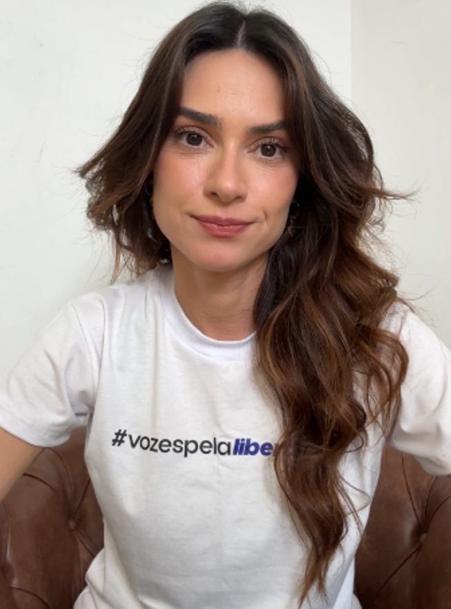 Thaila também precisou trabalhar como babá desde cedo para ajudar a família, até receber, pouco antes dos 14 anos de idade, um convite para trabalhar como modelo. Então, quando tinha 15 anos, deixou a família e se mudou sozinha para São Paulo em busca de novas  oportunidades. Lá, ela entrou em uma agência de modelos e começou a fazer trabalho, inclusive em Nova York, Tóquio e Paris, e com o dinheiro que ganhava, investia em cursos de teatro.
