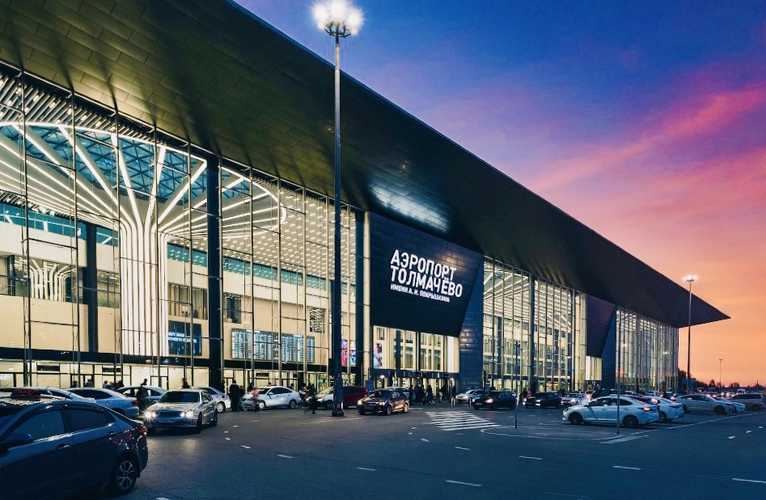 Novosibirsk é um importante entroncamento ferroviário e rodoviário da Rússia. O aeroporto Tolmachevo conecta a cidade a destinos nacionais e internacionais. Essa infraestrutura garante sua relevância estratégica no lado asiático.