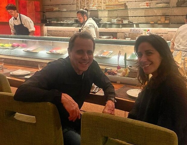 “Desde os primórdios até hoje em dia! No camarim com meu pai e com meu irmão depois da estreia histórica da turnê Cabeça Dinossauro 40 anos, em SP”, escreveu.