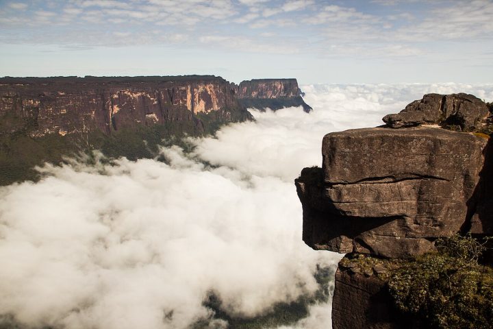 Suas encostas verticais compostas principalmente por arenito e quartzito ultrapassam mil metros de altura e o topo, frequentemente encoberto por neblina, reforçam a impressão de um território separado do restante da paisagem. 