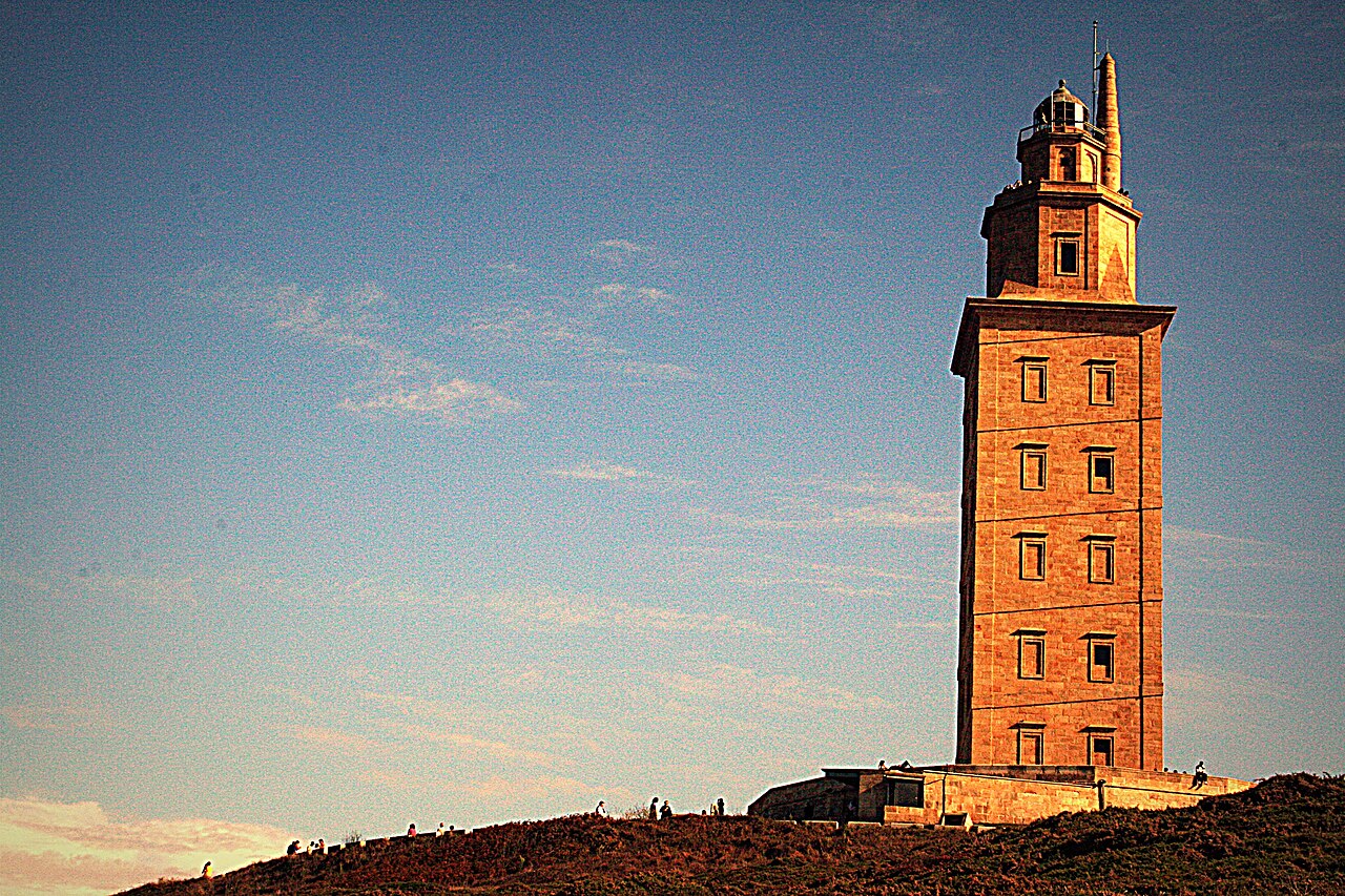 A torre romana possuía uma base quadrada sólida e uma altura menor do que a atual. Seu núcleo ainda permanece preservado, demonstrando a durabilidade das técnicas construtivas romanas, que resistiram ao tempo e às intempéries.