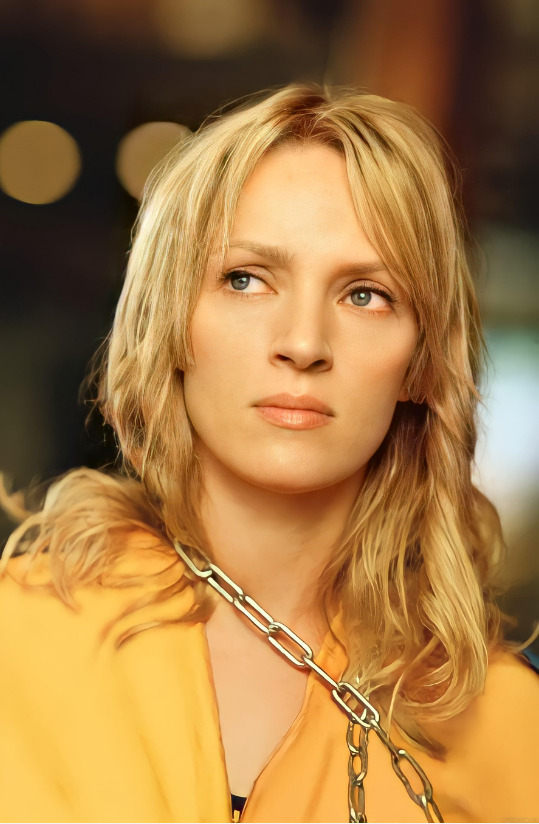 Saiba mais, a seguir, sobre Uma Thurman. Nascida em 29 de abril de 1970, em Boston, Massachusetts, nos Estados Unidos, a atriz é conhecida por sua beleza marcante, postura sofisticada e por estrelar diversos filmes de sucesso, como 