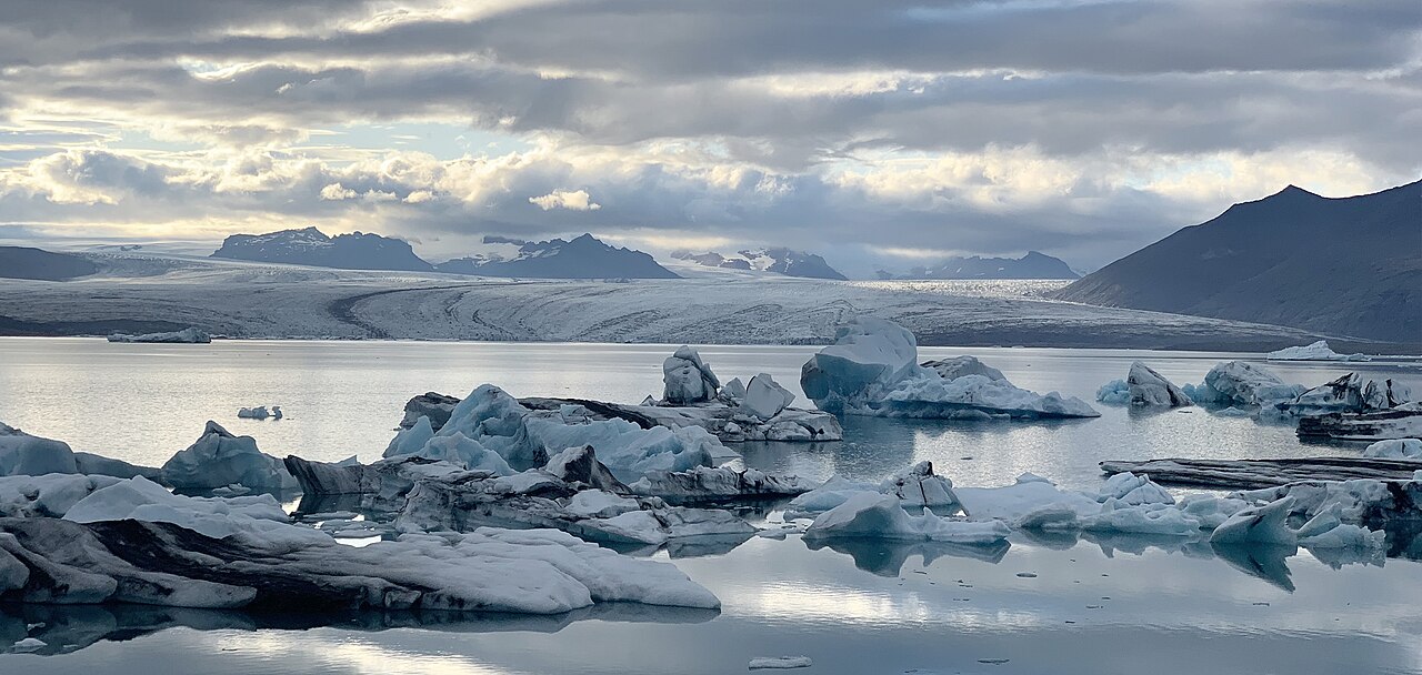 Sob o Vatnajökull existem vulcões ativos, como o Grímsvötn, que entram em erupção sob a massa de gelo. Essa interação entre magma e gelo molda o ambiente e reforça a singularidade da região. É um espetáculo geológico que une extremos da natureza.