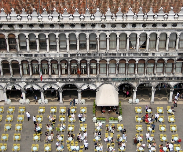 As Procuradorias são edifícios que cercam a praça, construídos para abrigar os procuradores de São Marcos, altos funcionários da República. Hoje, muitos desses espaços foram transformados em cafés e lojas, mantendo a tradição de serem locais de encontro. Sua arquitetura harmoniosa reforça a simetria e a imponência da praça.