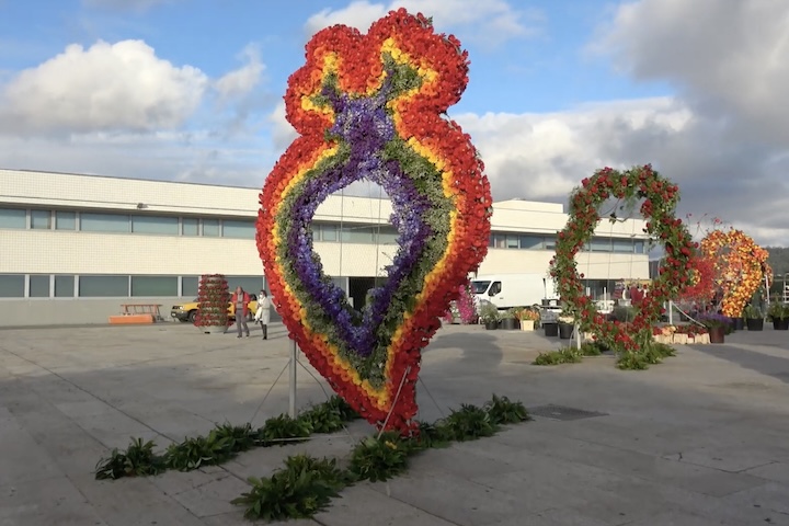 A programação inclui ainda a Feira de Flores e Jardinagem e atividades de rua gratuitas, com continuidade ao longo de todo o mês de maio por meio de exposições, feirões regionais e eventos culturais. Pela proximidade com a região de Galiza e pela facilidade de circulação a pé no centro histórico, a iniciativa se consolidou como um importante atrativo turístico do noroeste peninsular. A entrada é livre na maioria das atividades e o evento é uma excelente opção de lazer para moradores e turistas.