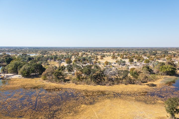 Localizado em Botsuana, o Delta do Okavango se destaca como uma das formações naturais mais incomuns do planeta por surgir no interior do Deserto do Kalahari, criando uma extensa área úmida em meio a uma região árida.
