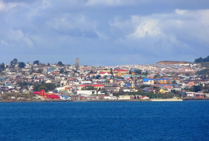 A região também é célebre por suas cidades costeiras, como Castro e Ancud, onde as palafitas — casas coloridas suspensas sobre o mar — dominam a orla. Com a construção da ponte, este cenário de tranquilidade se prepara para uma nova fase de integração, equilibrando modernidade com a preservação de um dos patrimônios mais singulares da América do Sul.  