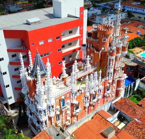 Não é a toa: fruto de um projeto que se estendeu por duas décadas, a obra mescla a imponência de torres e gárgulas típicas das fortalezas europeias com uma estética autoral influenciada pelo catalão Antoni Gaudí.