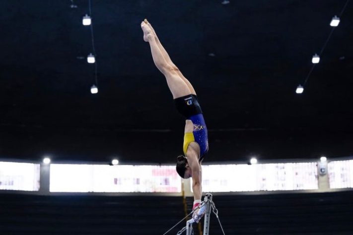 Ginasta brasileira Gabriela Barbosa de apenas 18 anos realiza movimento inédito nas barras assimétricas - Reprodução @cbginastica