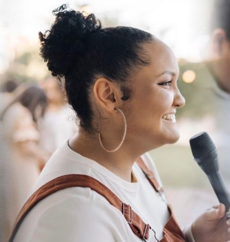 Carolina Beatriz de Deus Maciel, jovem que morreu após cair de brinquedo de parque, tinha 21 anos e era cantora gospel - Reprodução/Redes Sociais