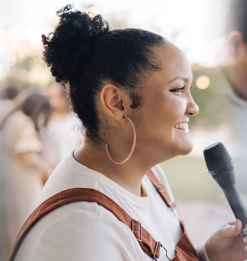 Carolina Beatriz utilizava as redes sociais para divulgar sua trajetória na música gospel e se apresentava como uma artista dedicada à fé. 