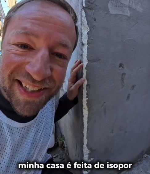 Muitas construções passaram a receber pequenos acréscimos estruturais para atender necessidades básicas das famílias. No caso da residência do brasileiro, não havia banheiro privativo até reformas recentes feitas pelo casal. Hoje, apesar dos apenas 28 metros quadrados, o interior da casa possui ar-condicionado e estrutura moderna.