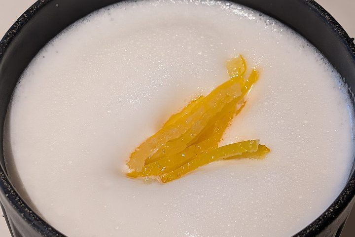 Historicamente, a bebida era muito popular durante o período Edo, servida quente no inverno ou gelada no verão. Hoje, o amazake marca presença em festivais tradicionais, como o Hina Matsuri, e ganha espaço em dietas modernas como substituto saudável do açúcar refinado.