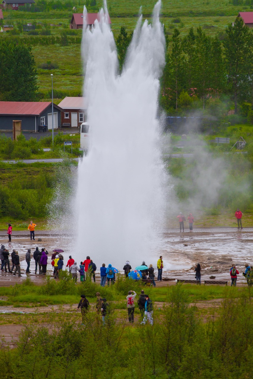 A água da chuva ou neve derretida penetra no solo e encontra rochas vulcânicas superaquecidas. Ao atingir 100 graus, parte da água vira vapor e expande até 1.500 vezes seu volume, forçando a saída para a superfície. Após a erupção, o sistema se recarrega e o ciclo recomeça, criando o ritmo irregular dos gêiseres.
