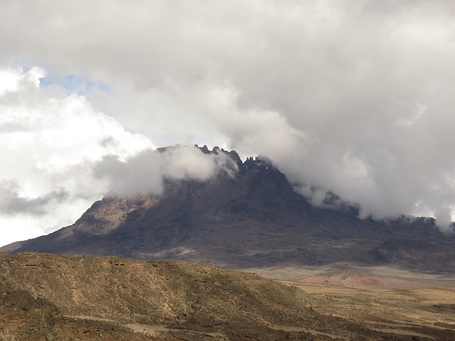 O nome “Kilimanjaro” tem origem incerta, com possíveis raízes africanas. Algumas interpretações sugerem significados ligados a “montanha branca” ou “brilhante”.