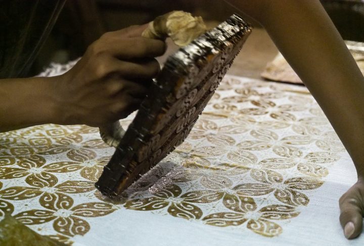 Na contemporaneidade, a ferramenta evoluiu para modelos automÃ¡ticos e datadores, mas tambÃ©m chegou ao universo das artes e do artesanato, sendo essencial em tÃ©cnicas de scrapbooking e personalizaÃ§Ã£o de embalagens.