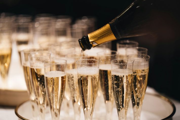 Espumante, prosecco, champanhe - Alexander Naglestad/Unsplash