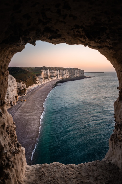 A luz e as formas do litoral se tornaram símbolos da estética impressionista e da força criativa da natureza, fazendo hoje de Étretat um museu a céu aberto que dialoga com a sensibilidade humana.
