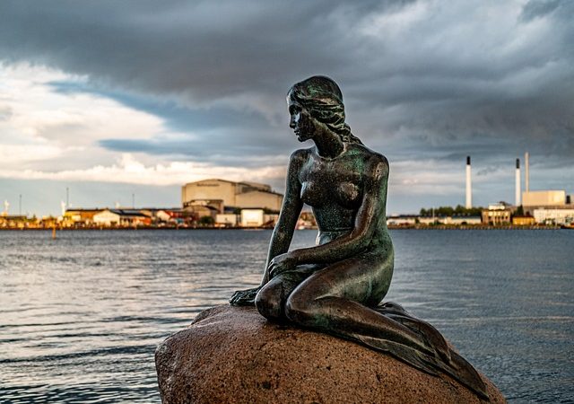 Menor do que muitos pensam, estátua da Pequena Sereia, em Copenhague, atrai levas de turistas