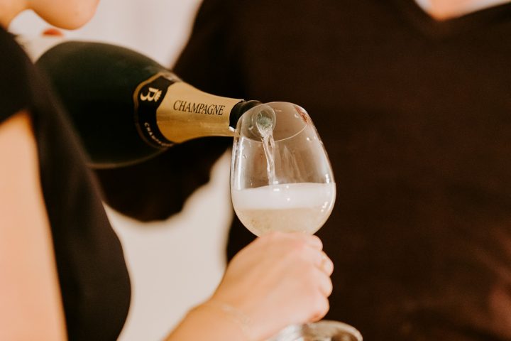 O champanhe, por sua vez, é um tipo específico de espumante que possui 