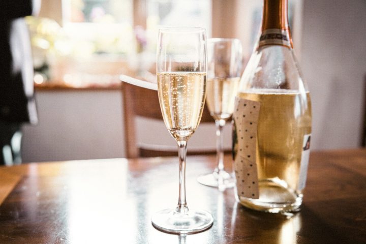 Enquanto o champanhe foca na estrutura, elegância e longevidade, o prosecco celebra a vivacidade e a simplicidade aromática. Além da geografia e do método, o tempo de contato com as borras no champanhe costuma ser de anos, enquanto no prosecco esse período é reduzido para poucos meses. 