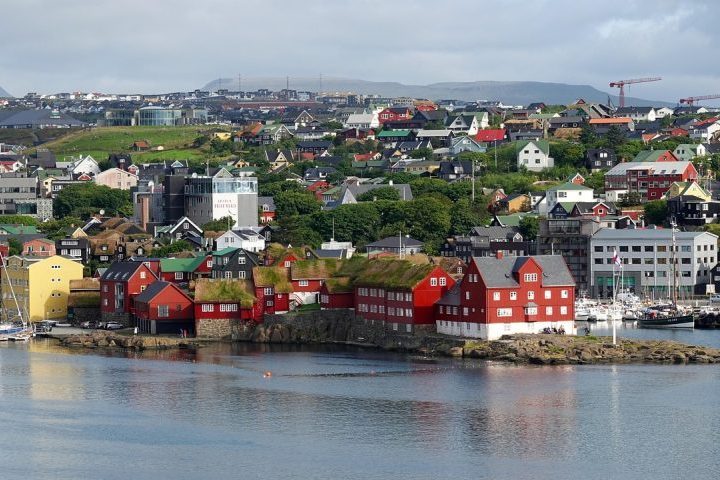 A população local gira em torno de 50 mil habitantes, distribuídos em 17 dessas ilhas, sendo que desses, quase metade vive na capital, Tórshavn. O idioma oficial é o feroês, língua de origem nórdica herdada dos povos vikings que colonizaram a região há aproximadamente 1.200 anos.
