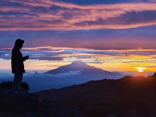 Em alguns casos, o mal-estar pode ser mais intenso e exigir atenção. Por isso, a aclimatação gradual é essencial para que o corpo se adapte às condições. Esse processo ajuda a reduzir riscos e torna a experiência mais segura.