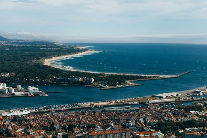 Viana do Castelo é uma das cidades mais encantadoras do norte de Portugal, conhecida pela combinação harmoniosa entre um patrimônio histórico bem preservado e belas paisagens naturais. Situada na foz do Rio Lima e voltada para o oceano Atlântico, ela ocupa uma posição estratégica que favoreceu o desenvolvimento comercial desde a Idade Média, quando recebeu foral do rei D. Afonso III e passou a se consolidar como um importante centro urbano do Minho.