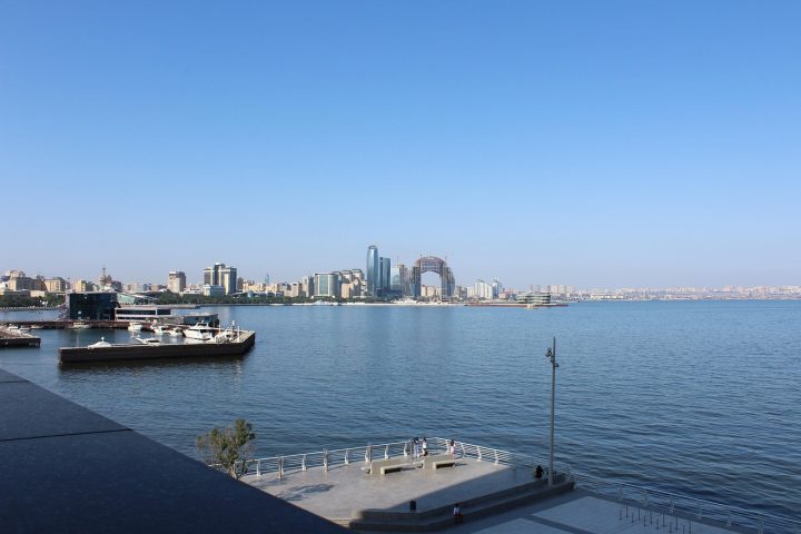 O clima em Baku é frequentemente marcado pelos ventos fortes, característica que originou seu nome persa 