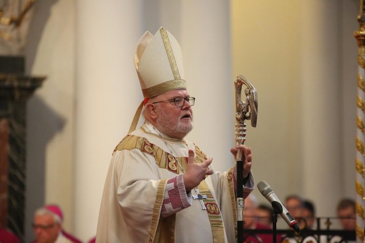 Já o cardeal integra um grupo restrito de bispos selecionados diretamente pelo papa para colaborar na administração global da Igreja e participar de decisões estratégicas relevantes para o futuro da instituição. Entre suas funções mais conhecidas está a participação no conclave, reunião reservada responsável pela eleição de um novo papa. 