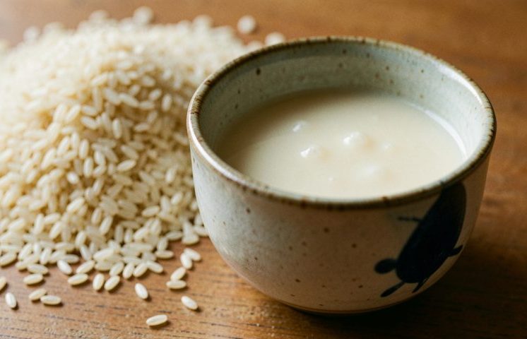A bebida tem um grande valor nutricional, com presença de vitaminas do complexo B, aminoácidos e enzimas naturais. Por esse motivo, a tradição popular japonesa costuma associar o amazake ao fortalecimento do organismo e ao equilíbrio alimentar.