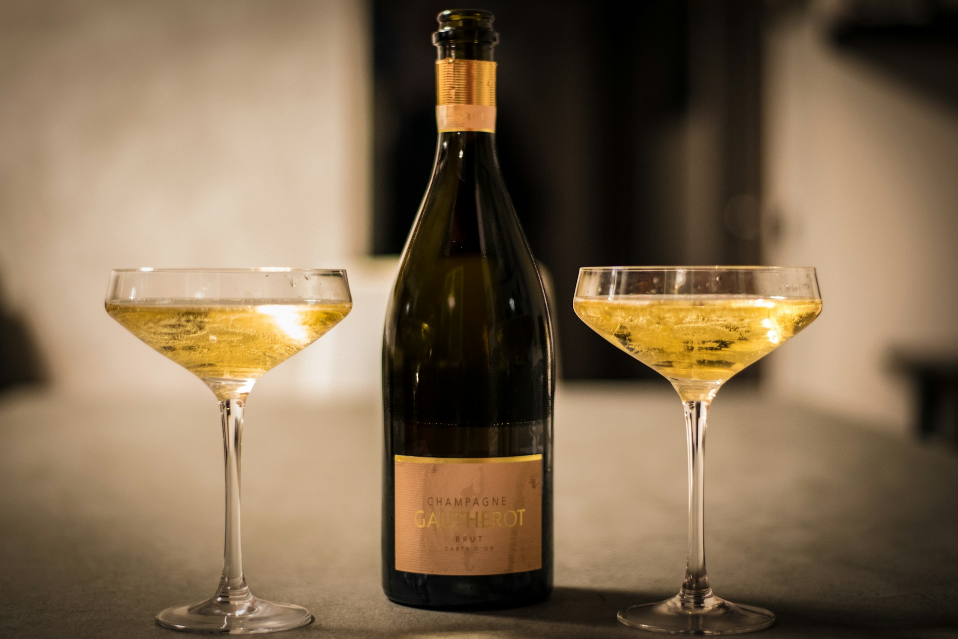 Para receber esse nome, a bebida deve ser feita com uvas tradicionais como Chardonnay, Pinot Noir e Pinot Meunier e passar pelo método clássico, no qual a segunda fermentação ocorre dentro da garrafa.