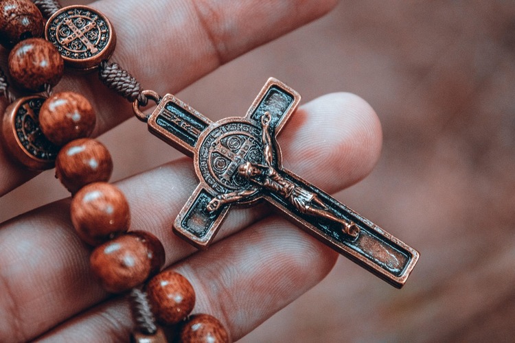 Já o terço representa apenas uma parte dessa oração completa. Ambos utilizam um cordão de contas que ajuda a marcar as repetições das preces. Essa prática tem origem antiga e está profundamente ligada à espiritualidade popular. Com o tempo, ganhou variações e diferentes formas de uso em diversas culturas.