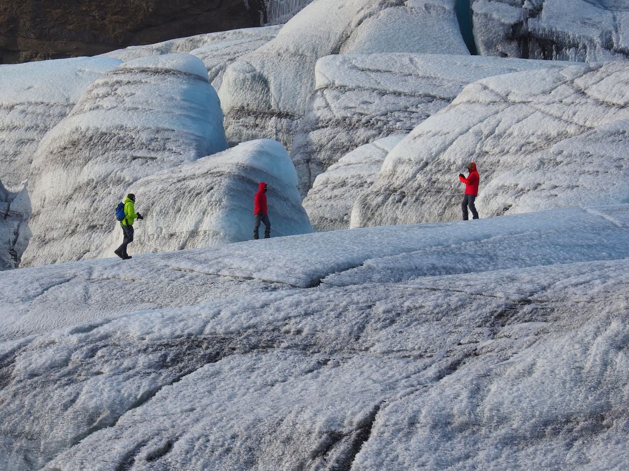 O aquecimento global acelera o derretimento da geleira, ameaçando a existência futura das cavernas. Cada visita é também um lembrete da fragilidade desses ambientes diante da ação humana. O desaparecimento gradual é um alerta para o mundo inteiro.