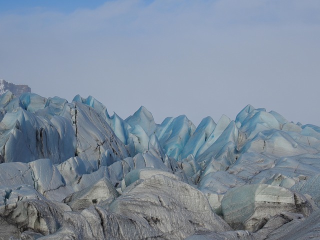 A Caverna de Gelo Vatnajökull é um símbolo cultural e natural da Islândia. Representa a identidade do país, ligada ao gelo e ao fogo, e inspira artistas, fotógrafos e viajantes. Encerrar a visita é como sair de um templo da natureza, levando consigo a memória de um espetáculo único e irrepetível.