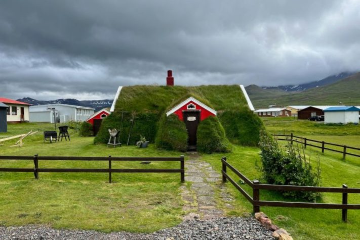 Casas de turfa na Islândia - Henry Becker/Unsplash