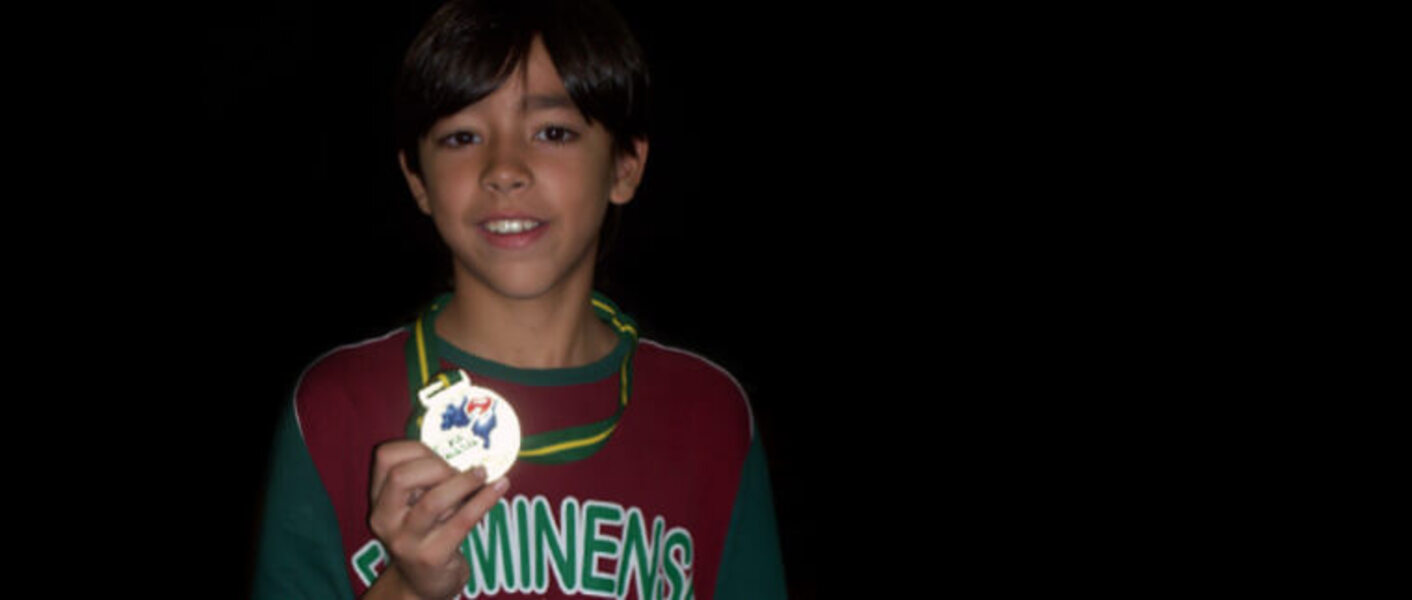 Hugo começou a treinar tênis de mesa em 2005. Nos primeiros anos, participou de algumas competições nacionais e conquistou a medalha de bronze no Campeonato Brasileiro na categoria pré-mirim e no Latino Americano Mirim. Dois anos depois, também conquistou a medalha de bronze na competição internacional Latino Americano Mirim. Com isso, em 2009, recebeu o Prêmio Brasil Olímpico como melhor atleta das Olimpíadas Escolares.
