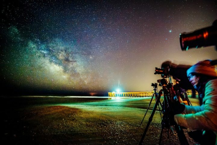Diferentemente da fotografia comum, ele utiliza longas exposições e equipamentos específicos — como telescópios e câmeras com sensores sensíveis — para captar luzes que o olho humano não consegue perceber.