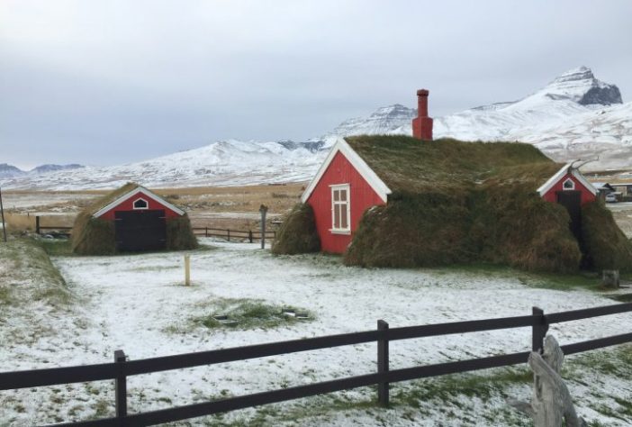 Casas de turfa na Islândia - Luz Light/Unsplash