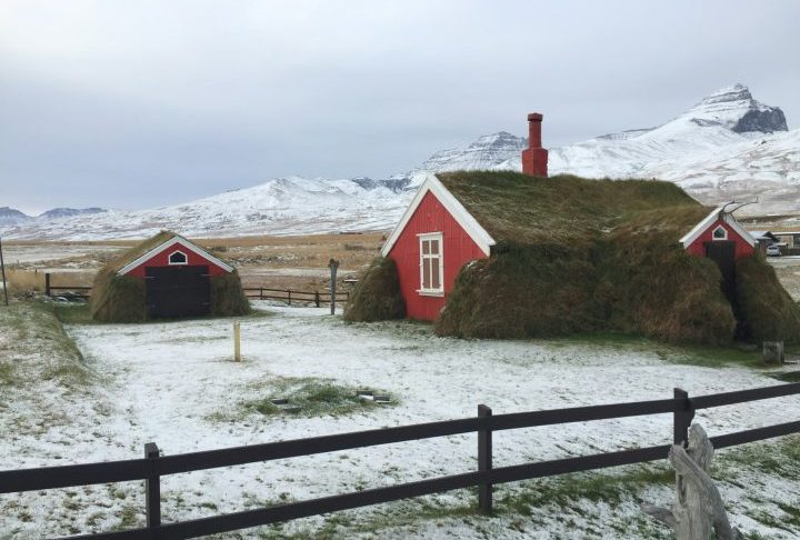 Inicialmente, no interior dessas habitações, o calor vinha inicialmente de uma fogueira central; posteriormente, ambientes como a baðstofa — espaço que reunia sala e dormitórios — dependiam principalmente da capacidade isolante das paredes e do calor gerado pelas pessoas e, em alguns casos, pelos animais alojados nas proximidades.