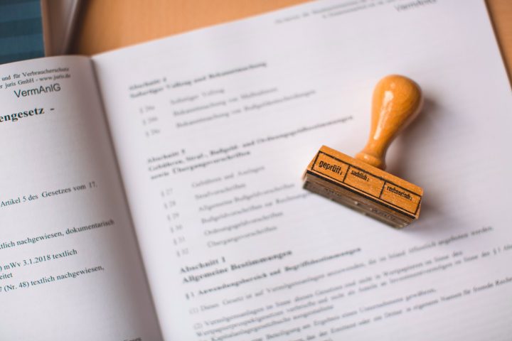 Mesmo com a digitalização e a ascensão da assinatura eletrônica nos dias atuais, o carimbo mantém sua relevância prática devido ao baixo custo e à eficiência na validação física de documentos.