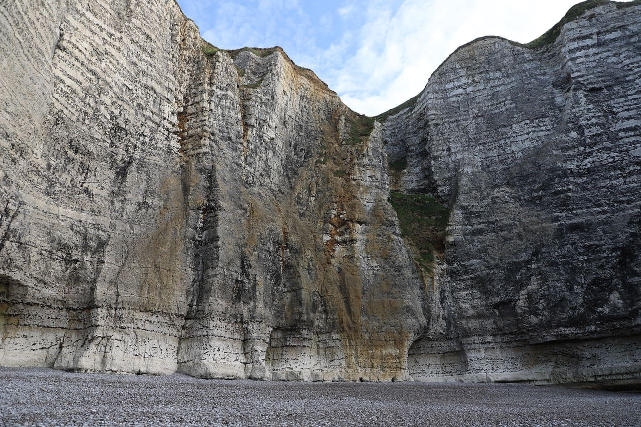 As Falésias de Étretat encerram sua narrativa como um espetáculo que une natureza, arte e história que se entrelaçam em perfeita harmonia. Caminhar por suas trilhas é vivenciar a força do mar e do vento, enquanto o passado e o presente se encontram na grandiosidade das rochas. Uma experiência transformadora que permanece viva no coração e na memória de quem contempla esse cenário único.