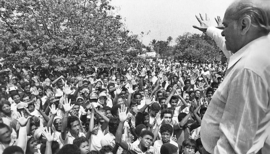 Com uma ampla aliança política, que reuniu diferentes forças contrárias ao regime militar, ele venceu Paulo Maluf, o candidato governista, representando a esperança de transição pacífica para a democracia. Sua eleição simbolizou o fim de mais de duas décadas de governos militares e o início de uma nova fase na história brasileira.

