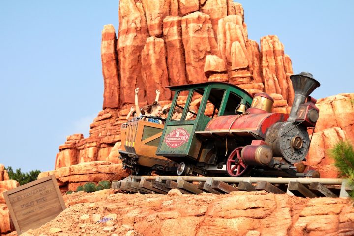Uma das atrações mais procuradas é a Big Thunder Mountain, montanha-russa temática no estilo Velho Oeste, considerada uma das melhores versões dessa atração entre os parques Disney do mundo.