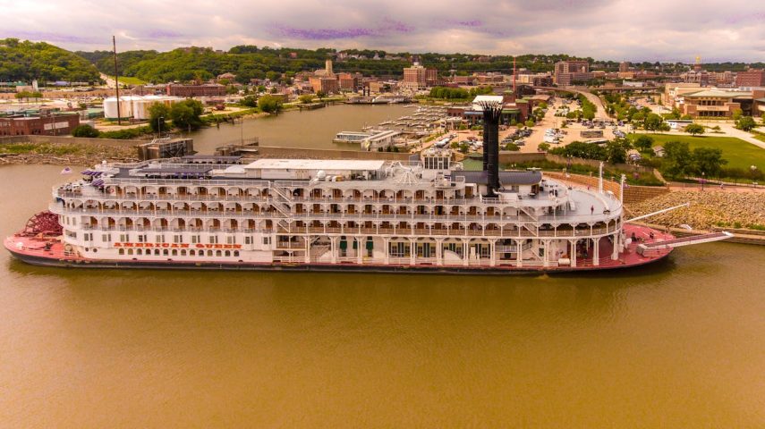 Rio Mississippi (Estados Unidos): Operado por navios que imitam os clássicos vapores de roda do século 19, este cruzeiro é focado em história e música. O trajeto entre Memphis e Nova Orleans celebra o berço do jazz e do blues, explora antigas plantações e experiências gastronômicas regionais. 