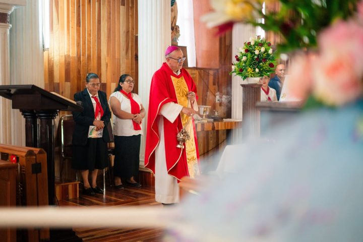 Embora normalmente seja bispo, o cardeal não representa um grau sacramental diferente, mas sim um título de honra e confiança associado a responsabilidades ampliadas dentro da estrutura eclesial concedida pelo papa a clérigos de confiança. 
