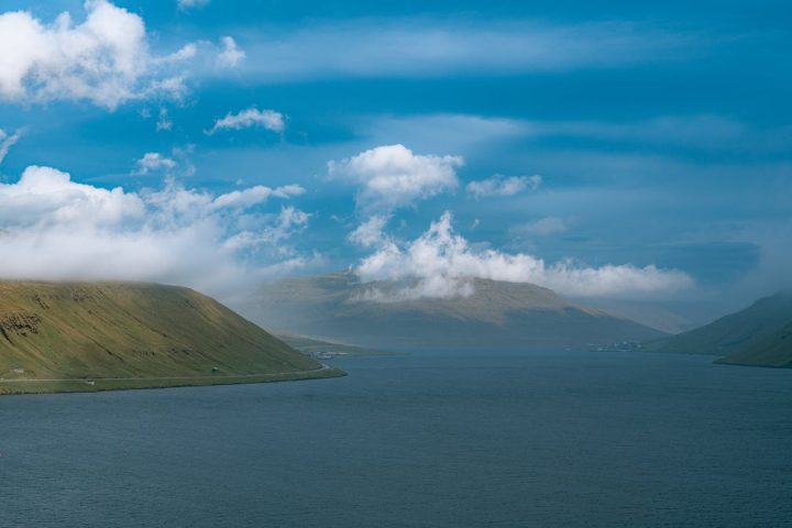 O arquipélago é formado por 18 ilhas de relevo montanhoso que ocupam cerca de 1.399 km² de área terrestre e são envolvidas por uma extensa zona marítima de aproximadamente 274 mil km².